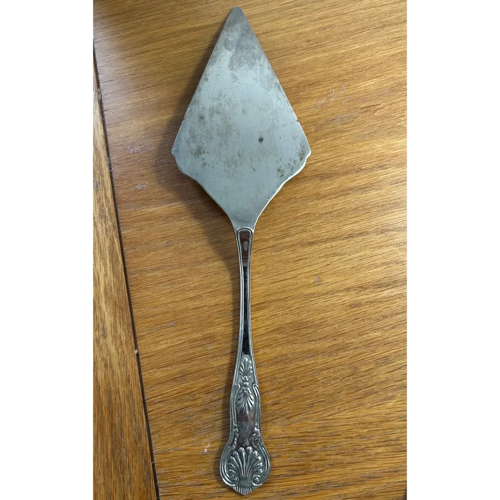 Vintage Silver Ornate Engraved Cake Pie Server Shell Handle Serrated Edge 10.75